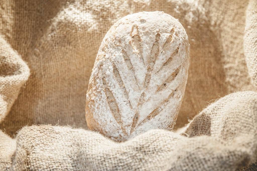 pane ai 5 cereali poggiato su un sacco di iuta