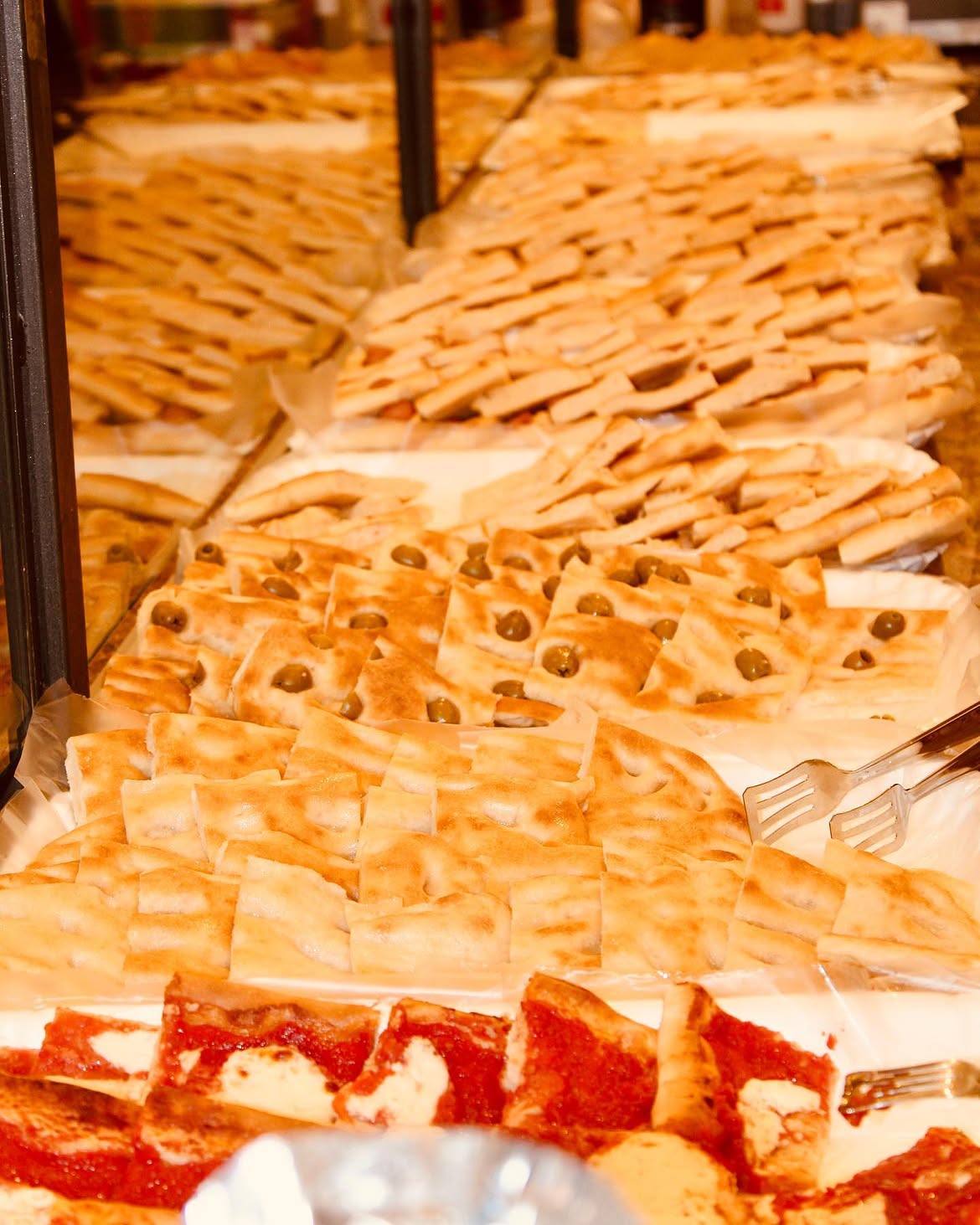 bancone con pizza e focaccia assortite