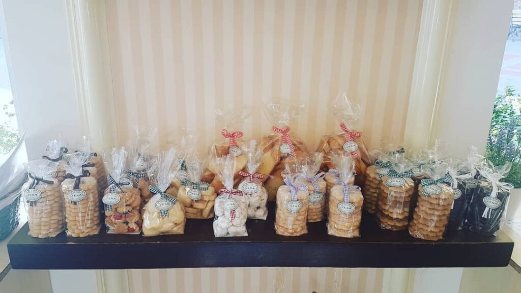 dolci confezionati come: canestrelli, lagaccio e biscotti