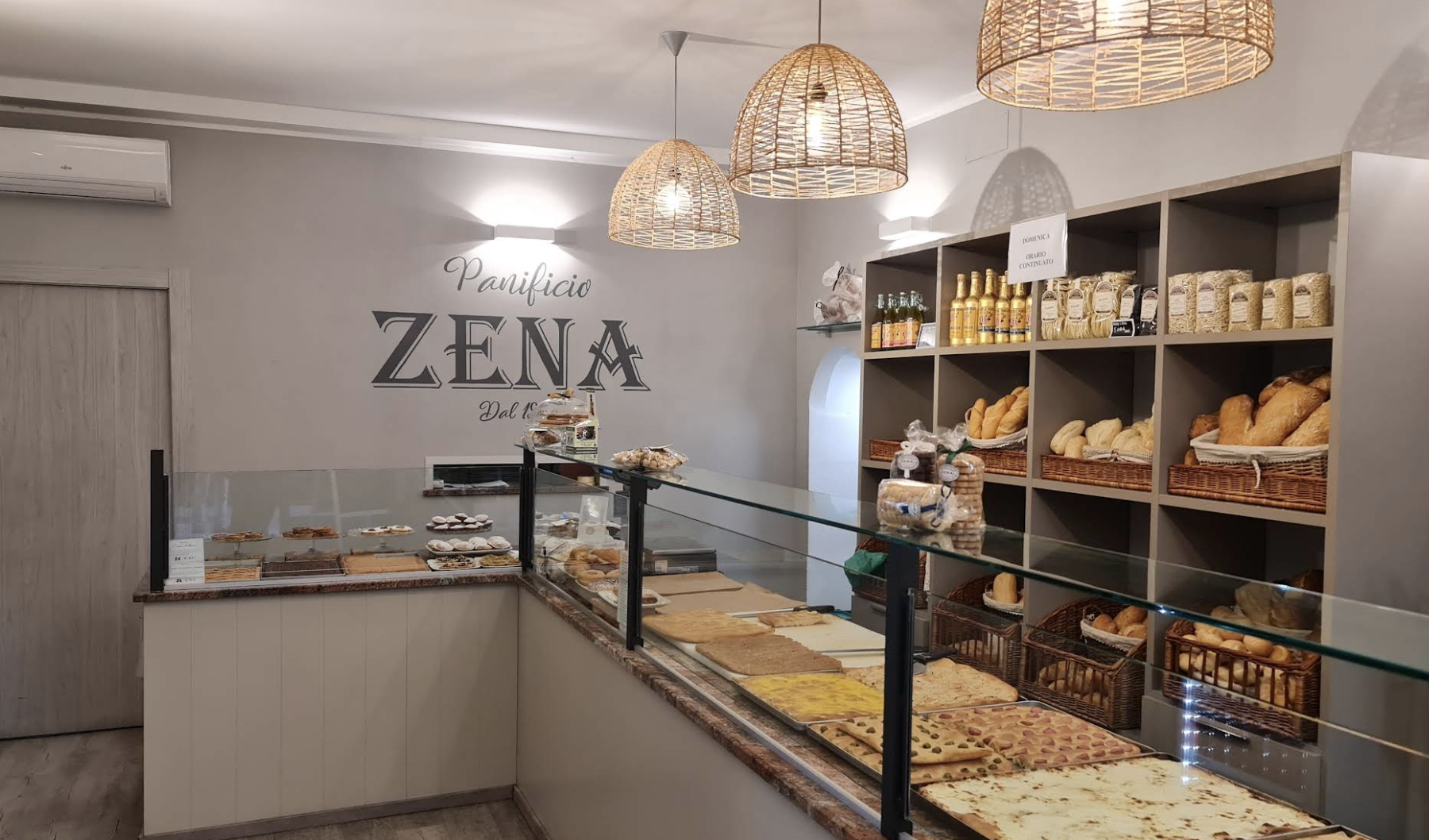 interno negozio di Varazze con bancone in primo piano e logo sul muro