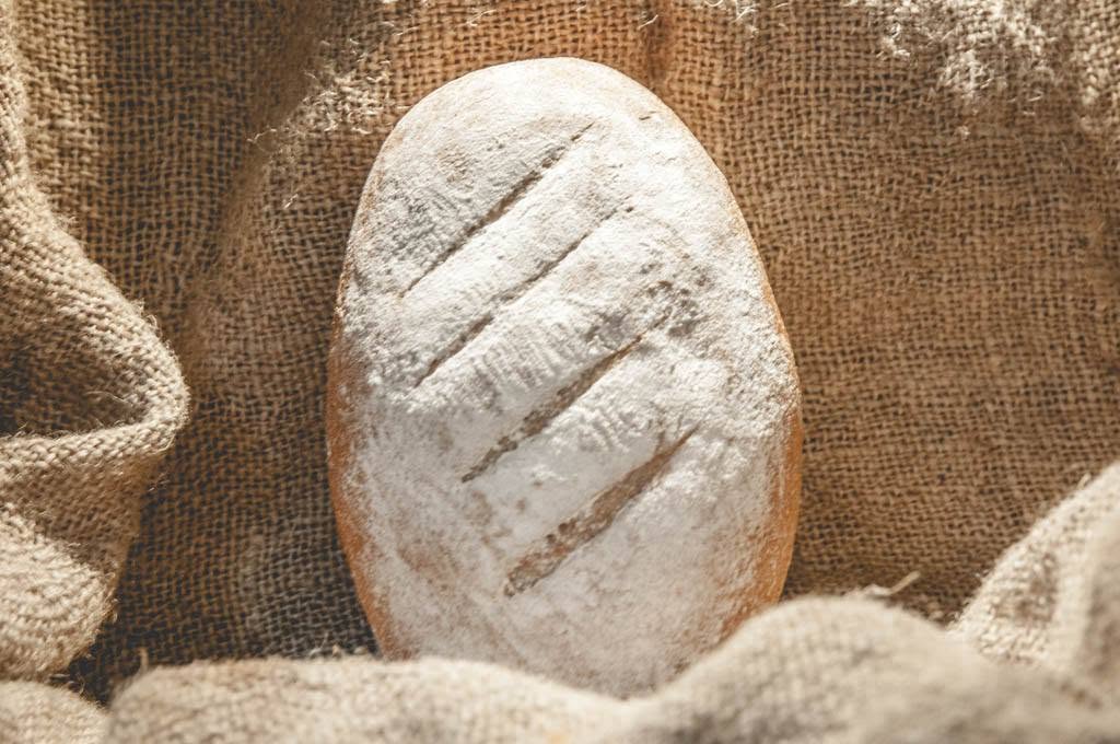 pane di segale poggiato su un sacco di iuta