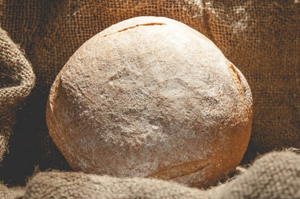 pane di farro poggiato su un sacco di iuta