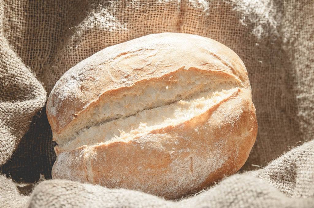 pane di grano duro poggiato su un sacco di iuta