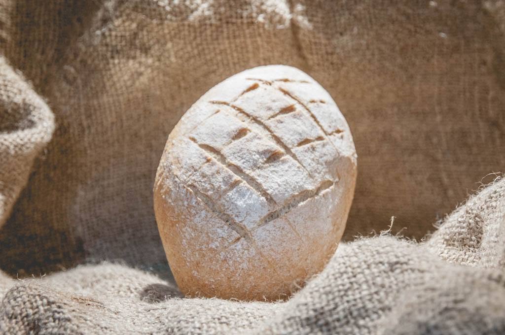 pane orzo e avena poggiato su un sacco di iuta