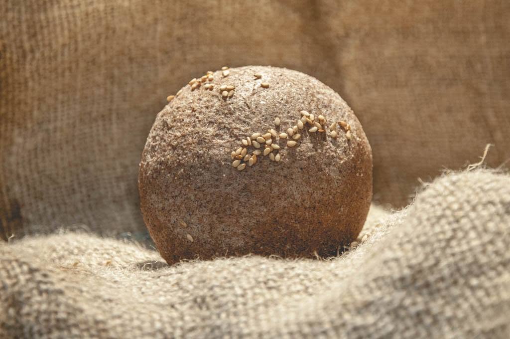 pane riso venere poggiato su un sacco di iuta