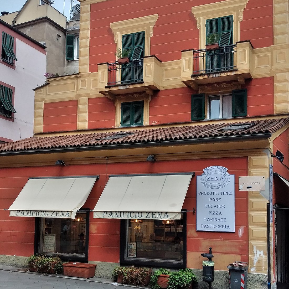 esterno negozio di Via Rapallo. Visuale delle finestre da cui si vede il bancone all'interno